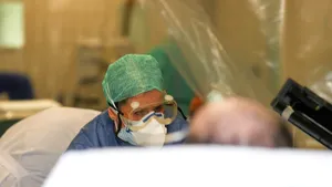 Strategia imunităţii colective în faţa Covid-19, fără izolare, continuă să fie controversată