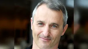 INTERVIU | Autorul israelian Eshkol Nevo: Nu pot să vorbesc, am atacuri de panică atunci când public o carte