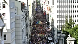 Istanbul: Zeci de mii manifestanţi pentru drepturile homosexualilor şi împotriva lui Erdogan - FOTO