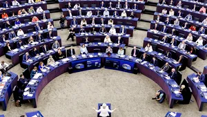 Parlamentul European o confirmă pe Ursula von der Leyen în funcţia de preşedinte al Comisiei Europene / 401 deputaţi europeni au votat în favoarea sa / Şefa Comisiei Europene promite să stârpească extremismul în UE şi oferă ajutor deplin pentru Ucraina / Extrema dreaptă i-a urat să meargă la închisoare