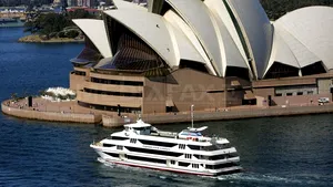 Opera din Sydney a fost iluminată spectaculos în galben şi verde pentru finala Cupei Mondiale dintre Australia şi Noua Zeelandă -VIDEO