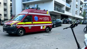 O fată de 10 ani a fost lovită de o trotinetă electrică în județul Sibiu. Minora a fost transportată la spital