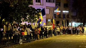 Peste 200 de susținători ai lui Georgescu, la Arestul Central: „Zi de zi aici vom fi”