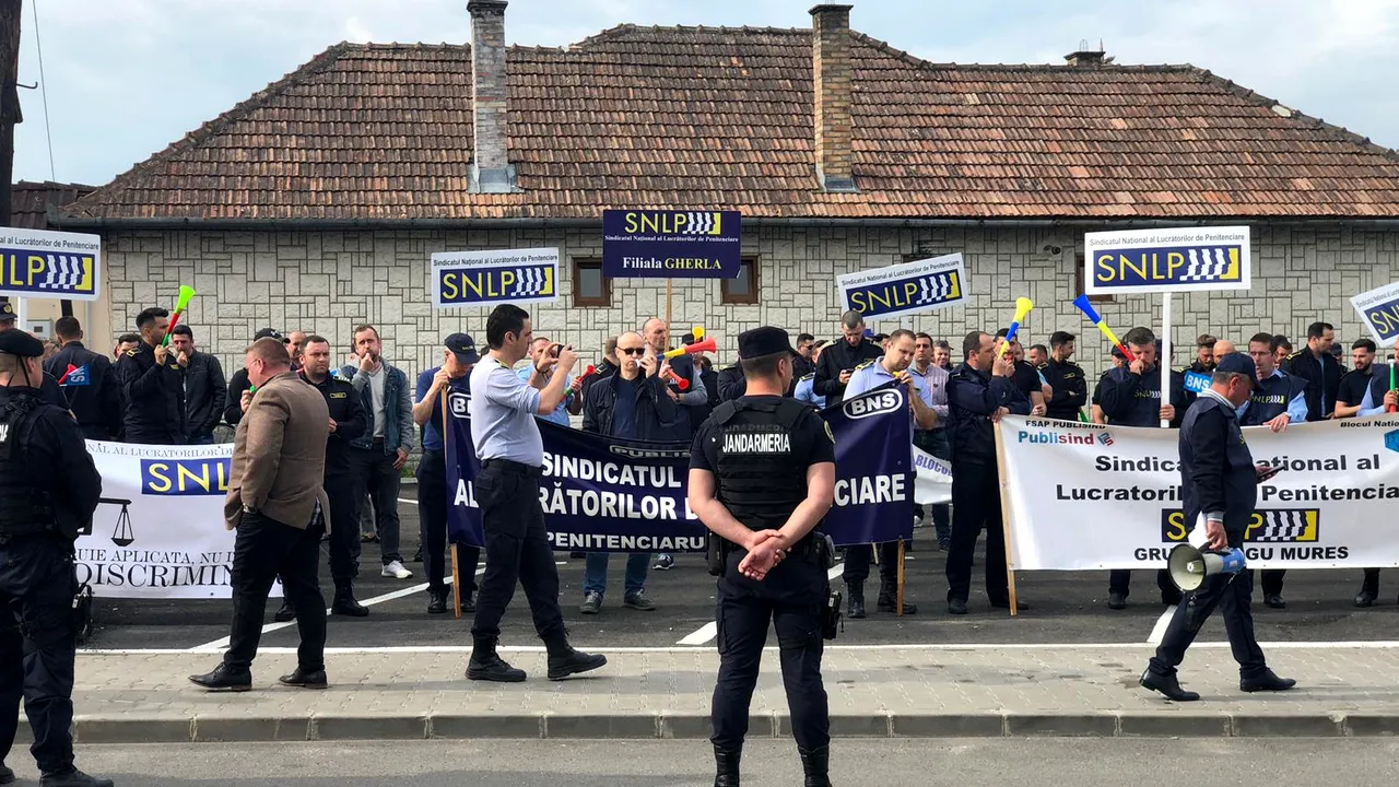 Protest în faţa Penitenciarului Gherla/ Scandare în mulţime: „Toader a ratat, Birchall fii bărbat”