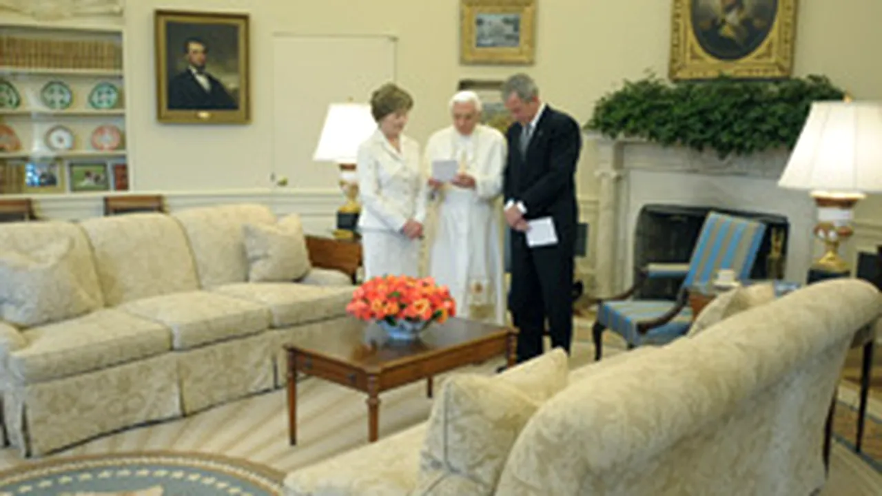 Papa Benedict al XVI-lea s-a rugat 