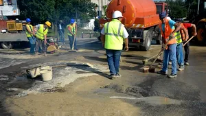 Circulaţia în zona Academiei Militare, blocată după ce s-au format gropi în asfalt - FOTO