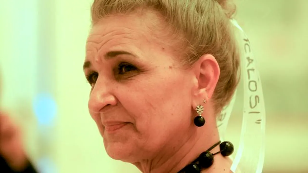 Aura Vasile, cu panglici în păr pe care scrie 