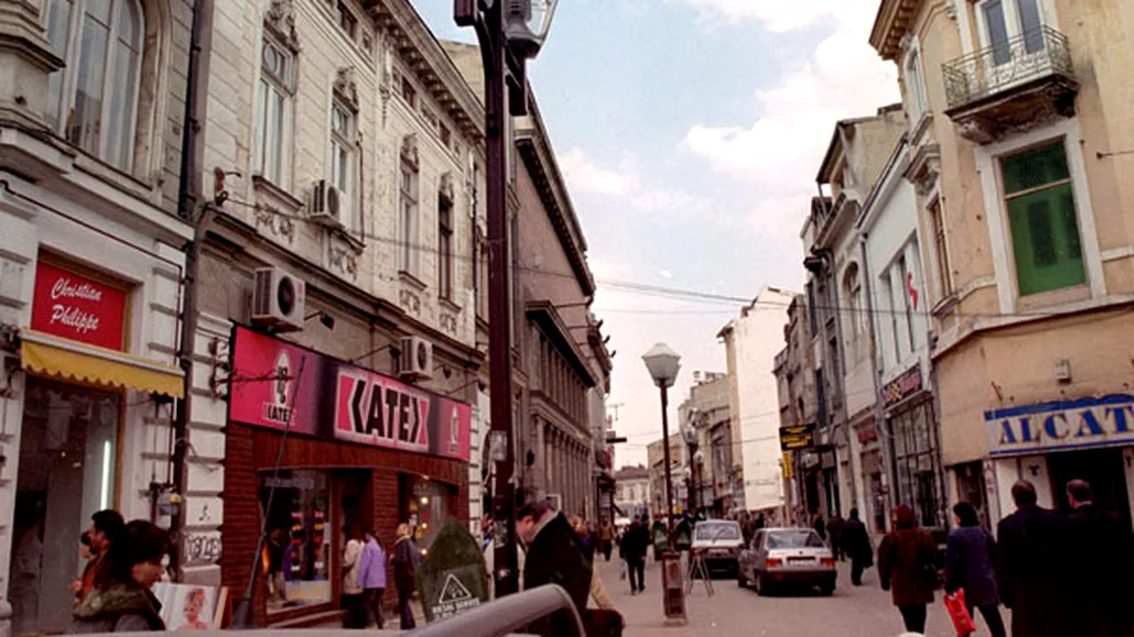 Zidul ce despărţea două clădiri de pe strada Lipscani s-a PRĂBUŞIT. Proprietarii, convocaţi la Inspectoratul de Stat în Construcţii