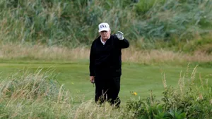Trump estimează o șansă „50‑50” pentru un acord comercial SUA‑UE în timp ce joacă golf 