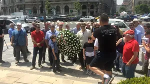 28 de ani de la Mineriadă: Moment de reculegere şi coroane de flori pentru victimele violenţelor | GALERIE FOTO, VIDEO