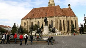 Consilierii UDMR sesizează Poliţia după vandalizarea grupului statuar Matei Corvin din Cluj