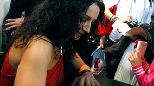 Mihaela Rădulescu a oferit autografe la lansarea cărţii 