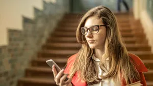 Franța interzice telefoanele mobile în licee. De ce legea îi ia pe nepregătite pe directorii de școli?
