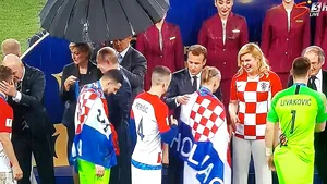 FOTO | Ploaie torenţială la festivitatea de premiere şi o singură umbrelă. Vladimir Putin a 