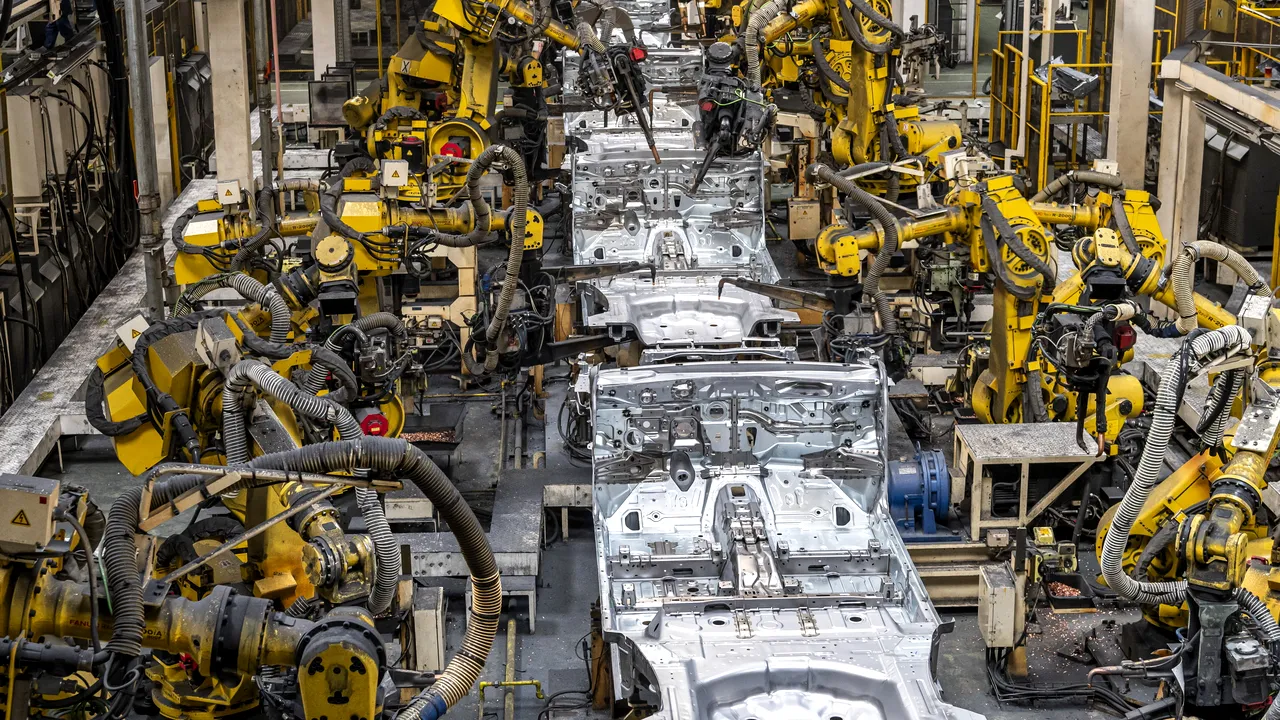Bătălie în sectorul vehiculelor electrice din Europa: ieftin made in Turcia vs. scump şi german made in Ungaria