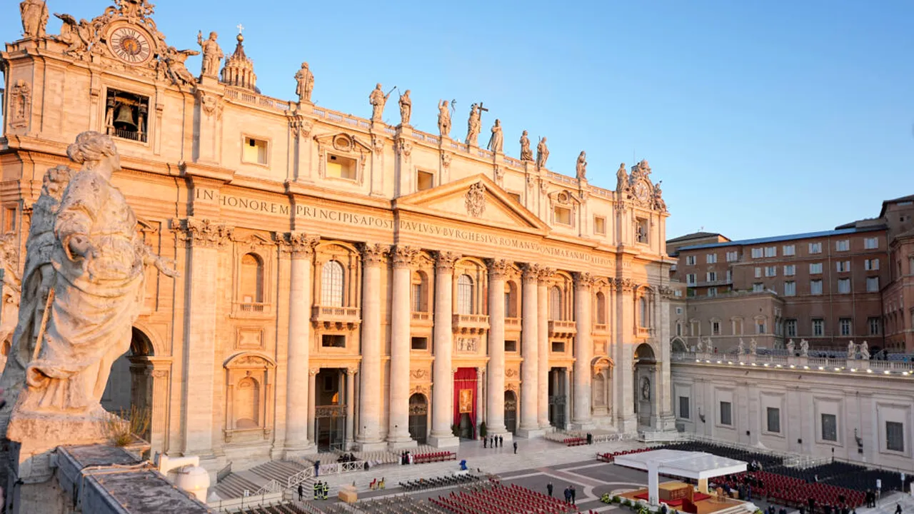 Vaticanul abandonează limba latină și vrea digitalizare completă / Vom avea acces online la biblioteca Vaticanului?