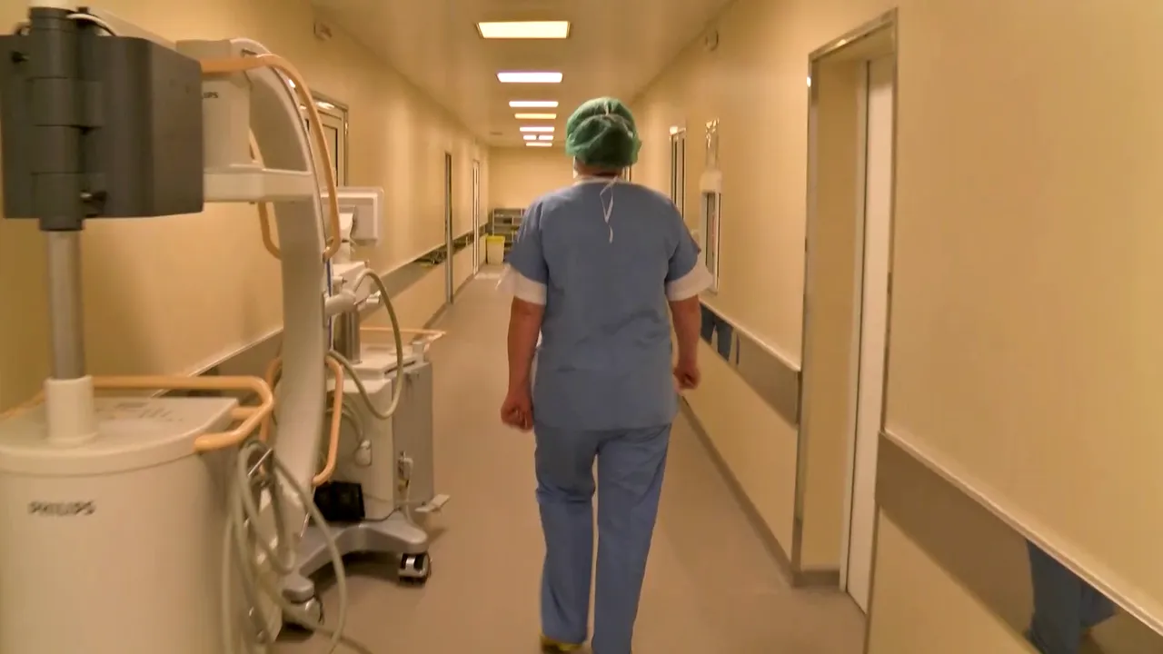 Intră în spital fără Covid pe urmele tale. O companie franceză donează spitalelor din România porţi cu lichid dezinfectant