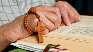 Peste 30 de persoane s-au rugat în faţa Clinicii Ginecologice din Cluj pentru încetarea avorturilor