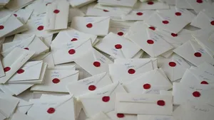 GALERIE FOTO Sute de scrisori puse într-un autobuz din Alba Iulia, pentru a celebra ziua de 8 Martie