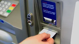Anchetă a Poliţiei Sibiu, după ce dispozitive de clonare a cardurilor au fost montate pe 2 bancomate