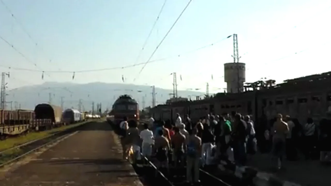 Un tren din Bulgaria, deturnat de pasageri furioşi - VIDEO