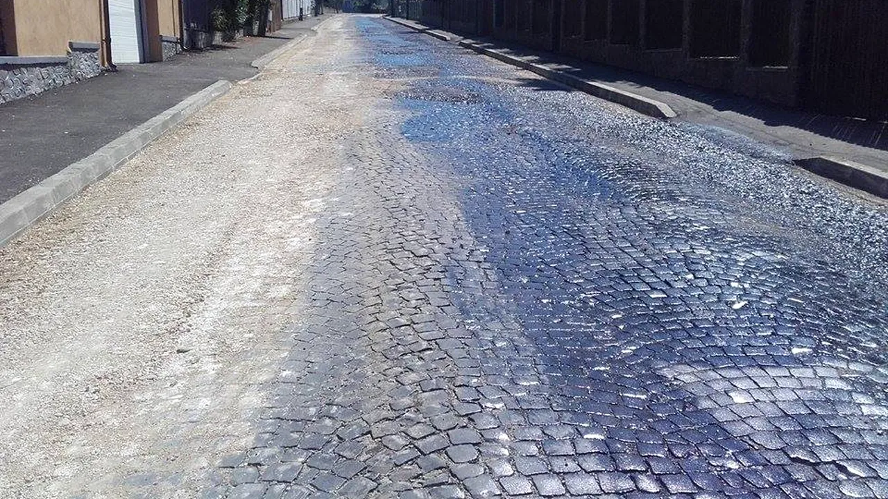 Asfaltarea unei străzi din Curtea de Argeş, împiedicată de localnici: E pavată pe vremea regalităţii - VIDEO