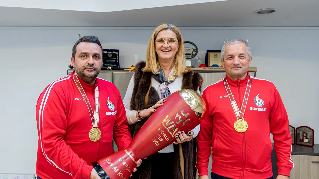 Trofeul Campionatului Mondial de Minifotbal, prezentat fanilor din întreaga ţară
