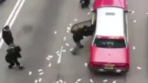 Aproape două milioane de dolari au căzut dintr-un vehicul blindat, la Hong Kong - VIDEO