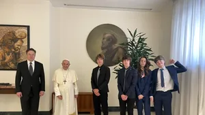 Elon Musk rupe tăcerea pe Twitter după nouă zile şi postează o fotografie cu Papa Francisc