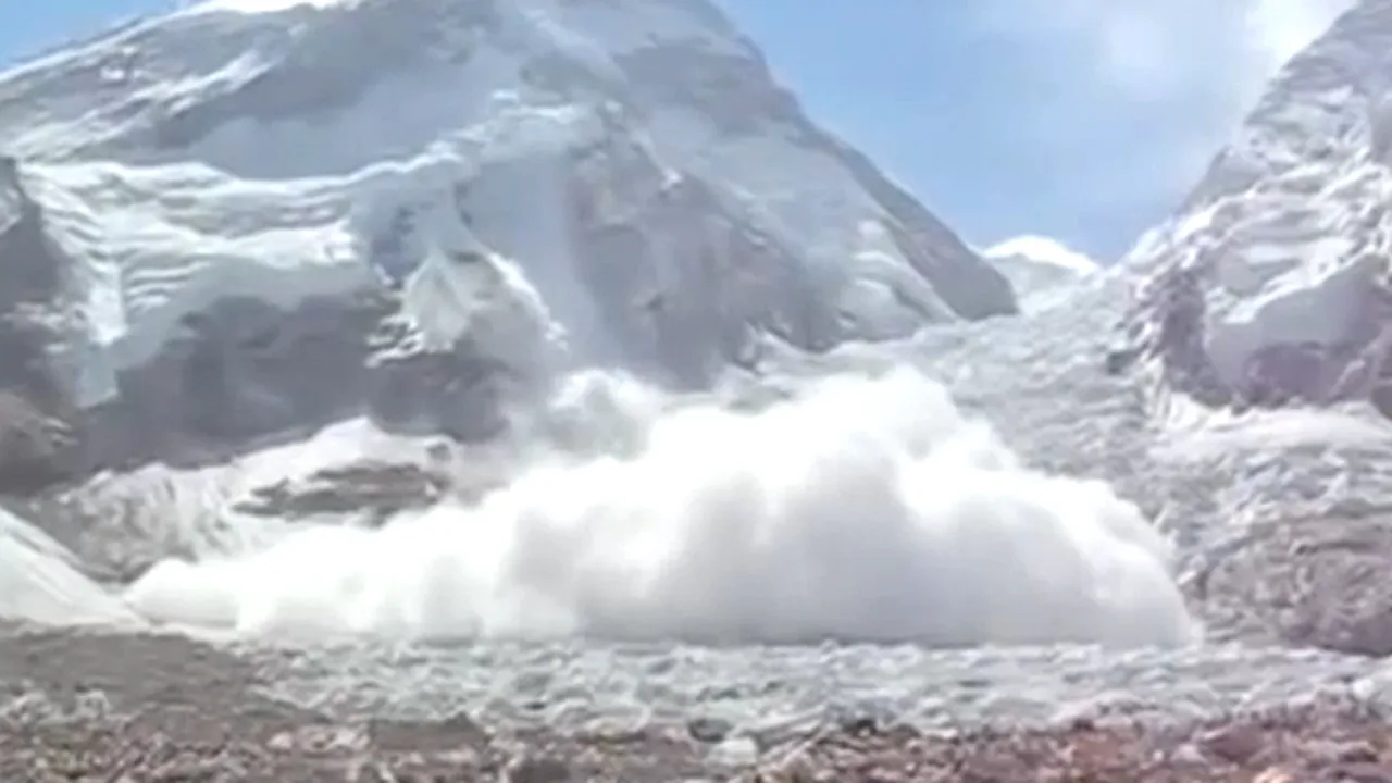 Traseele turistice în Masivul Rodnei, închise din cauza riscului de avalanşă/ Risc ridicat de avalanşă şi pe crestele din Parâng