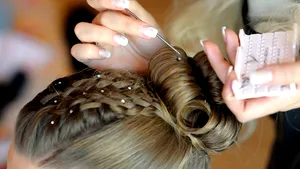 De ce avem părul gras şi cum scăpăm de această problemă? - VIDEO