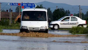 Subsoluri şi curţi inundate în urma ploilor torenţiale, în judeţul Alba