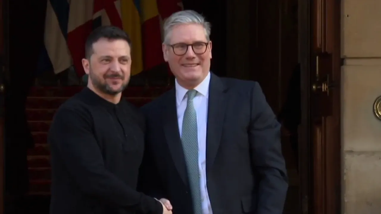 Zelenski a fost primit de Keir Starmer, la Londra, în aplauzele celor prezenţi