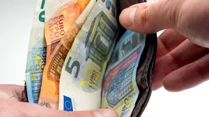 Ce s-a întâmplat după ce o tânără a mers la Poliţie să anunţe că a găsit un portofel cu 19.000 de euro