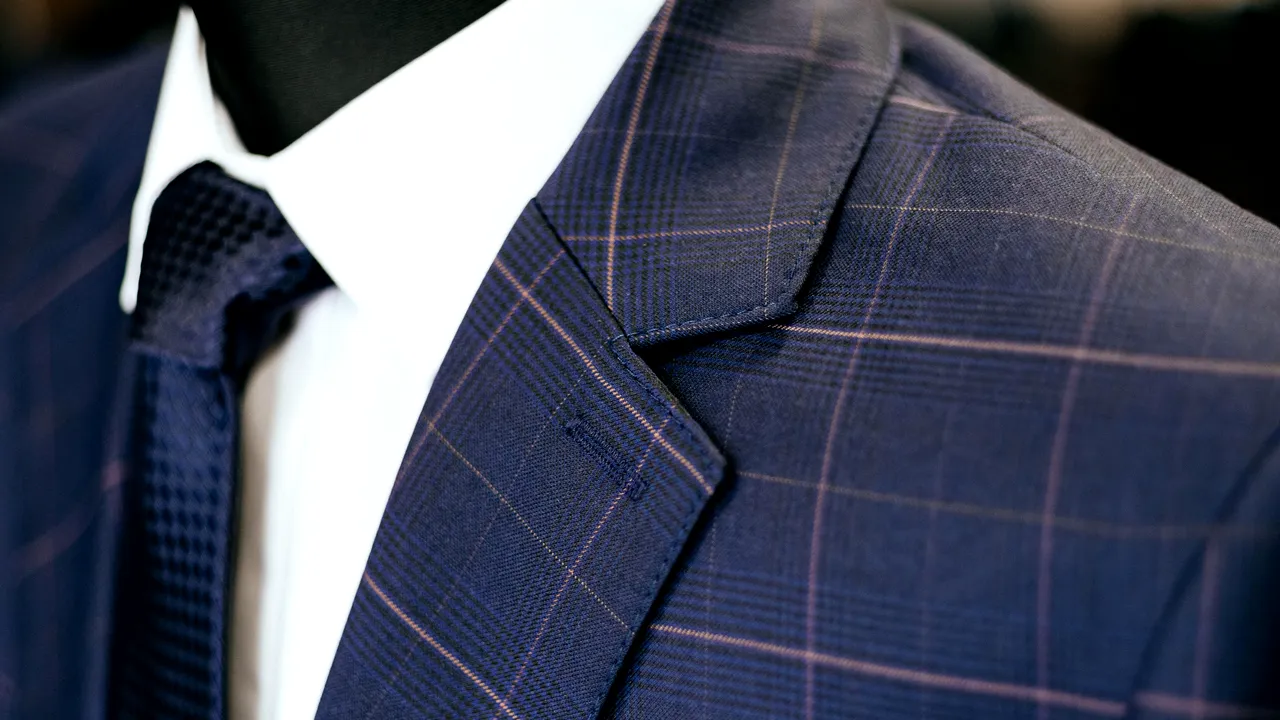 Victimele colaterale crizei. Vânzările de costume la comandă scad cu până la 60%. Ţinutele casual îşi fac loc în garderoba proprie