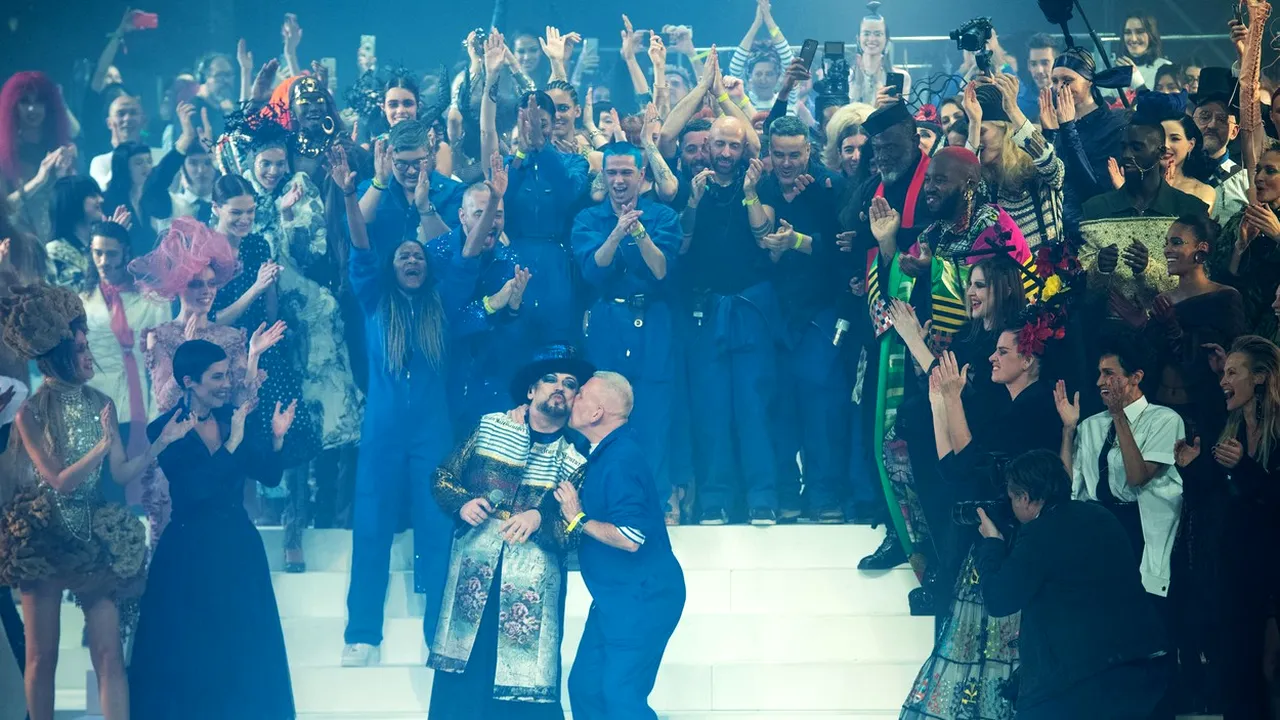 Jean-Paul Gaultier şi-a încheiat cariera printr-un show spectaculos. Ultima colecţie haute couture a creatorului de modă francez. FOTO