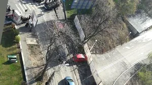 O maşină s-a răsturnat, după ce s-a ciocnit cu alt autoturism. O persoană a avut nevoie de îngrijiri