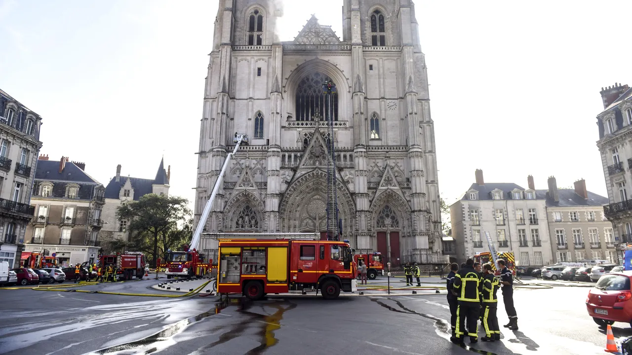 Bărbatul reţinut după incendierea catedralei din Nantes riscă ani grei de închisoare şi o amendă consistentă