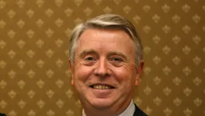 Pat Cox: UE nu este Uniunea Sovietică, România trebuie să îşi apere interesele