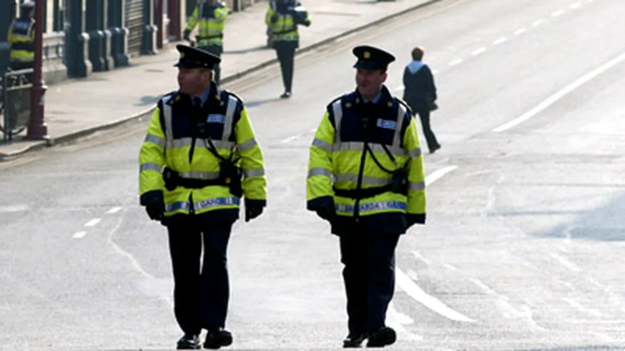 Români bănuiţi de escrocarea a peste 100 de conaţionali, arestaţi în Irlanda