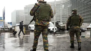 Alerta teroristă ar putea fi prelungită la Bruxelles, în timp ce căutarea lui Salah Abdeslam continuă. Acesta ar purta o centură cu explozibili - VIDEO, FOTO