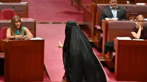 Scandal politic în Australia. O senatoare este acuzată de islamofobie după ce a apărut purtând burqa în plen