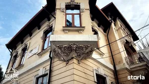 Un imobil impozant decorat cu zeităţi mitologice se vinde cu peste 1 milion de euro 