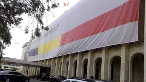 Faţada clădirii Guvernului a fost acoperită cu un banner uriaş pe care scrie 