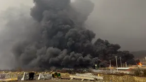 OMS trage un semnal de alarmă cu privire la „ploaia neagră” cauzată de atacurile asupra instalațiilor petroliere din Iran