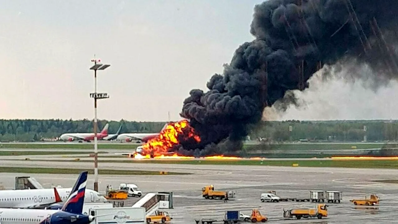 Tragedia aviatică din Moscova: Bilanţul victimelor a ajuns la 41 de morţi/ Martorii, „traumatizaţi” de avionul aterizând în flăcări | VIDEO