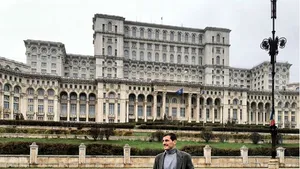 Iker Casillas, la Bucureşti. Celebrul portar s-a fotografiat în faţa Palatului Parlamentului