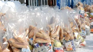 Sute de pungi cu alimente aruncate într-o magazie, la Scutelnici, localitate afectată de viscol