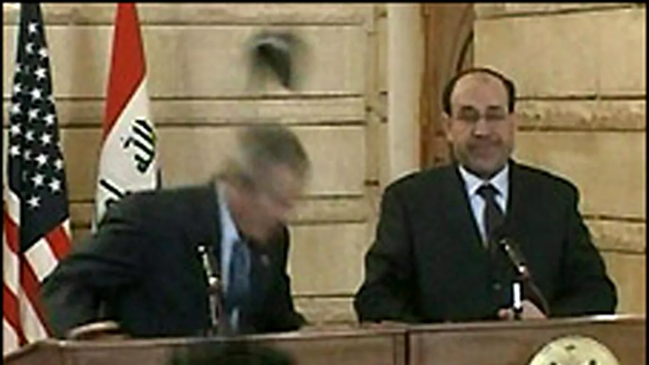 Jurnalistul care a aruncat cu pantofii spre Bush este un 