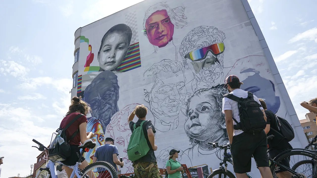FOTO Cea mai mare pictură murală din România: Peste 500 de metri pătraţi de culoare, în oraşul Sibiu